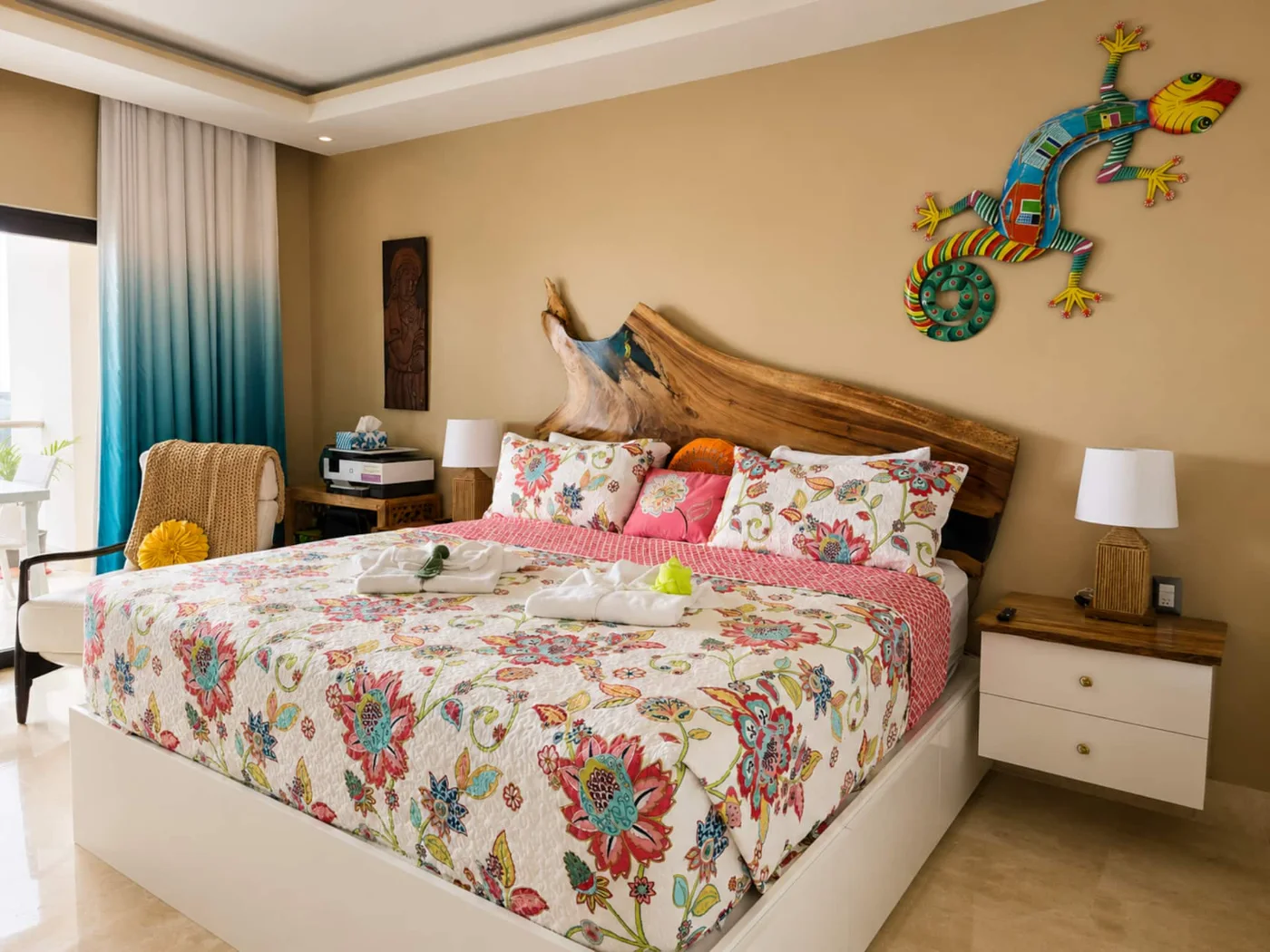 Dormitorio con cama king