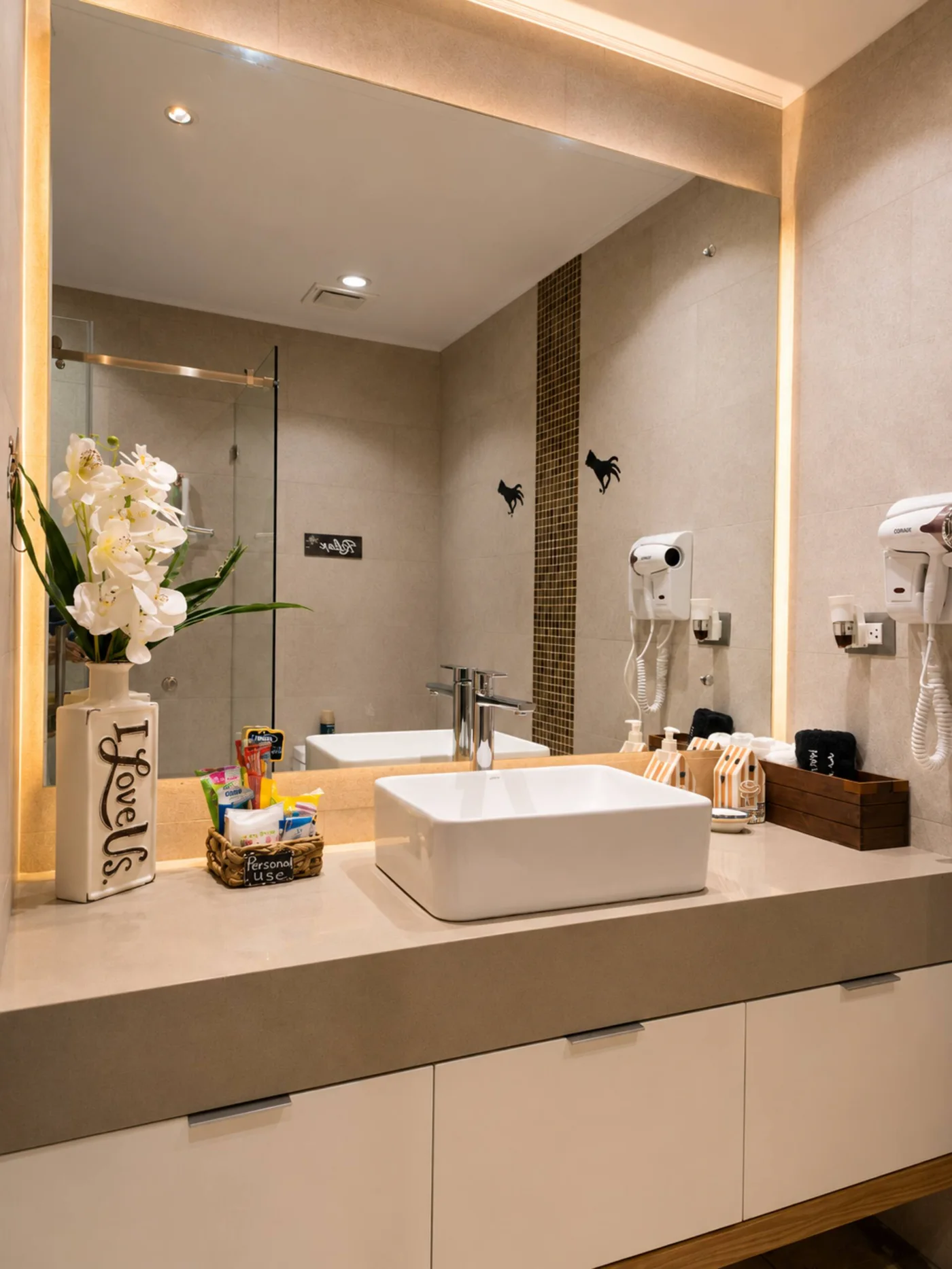 Lavabo con orquídea