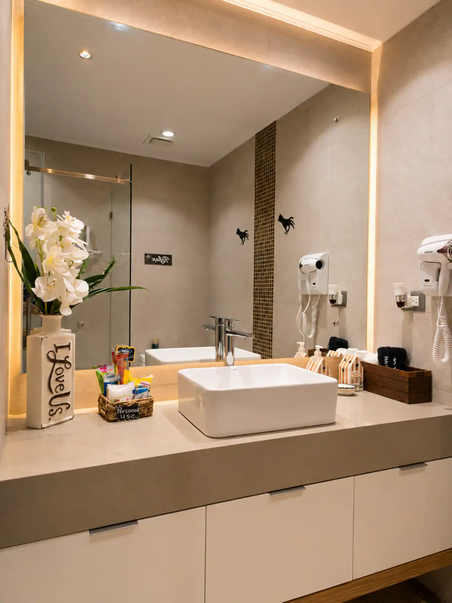 Baño con doble lavabo, espejo grande y ducha