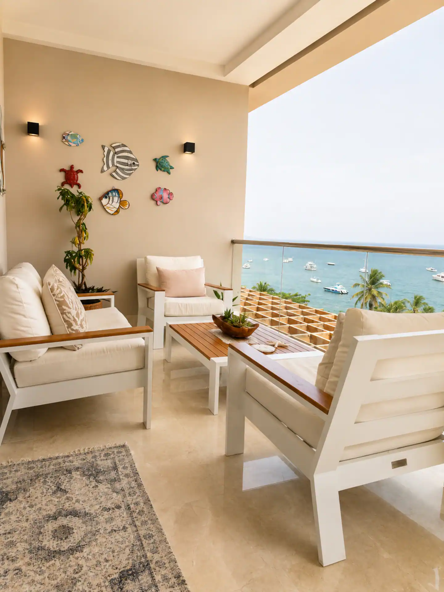 Terraza comedor con vistas a la bahía y a los islotes