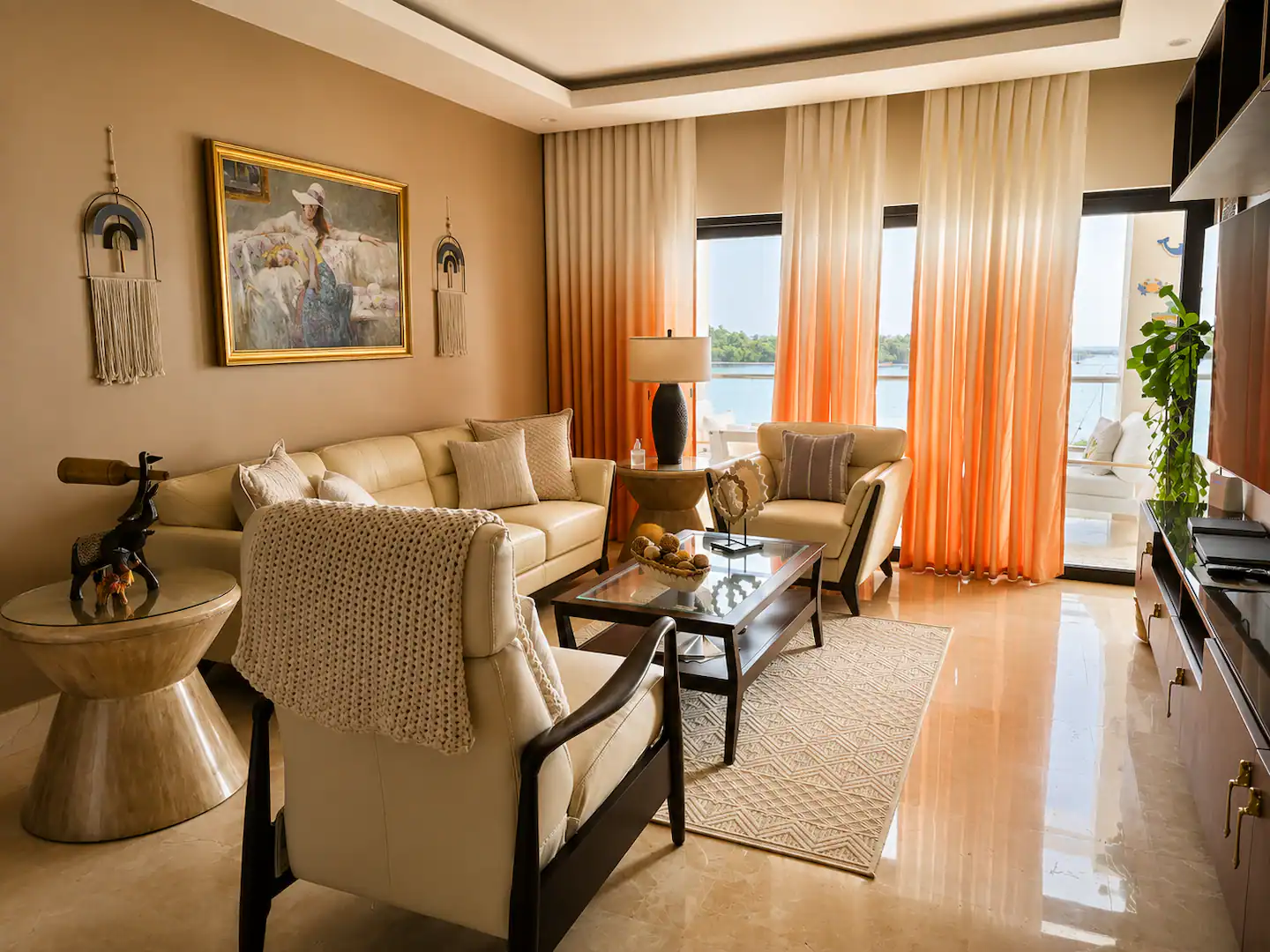 Sala abierta con butacas, mesa de centro y salida a la terraza