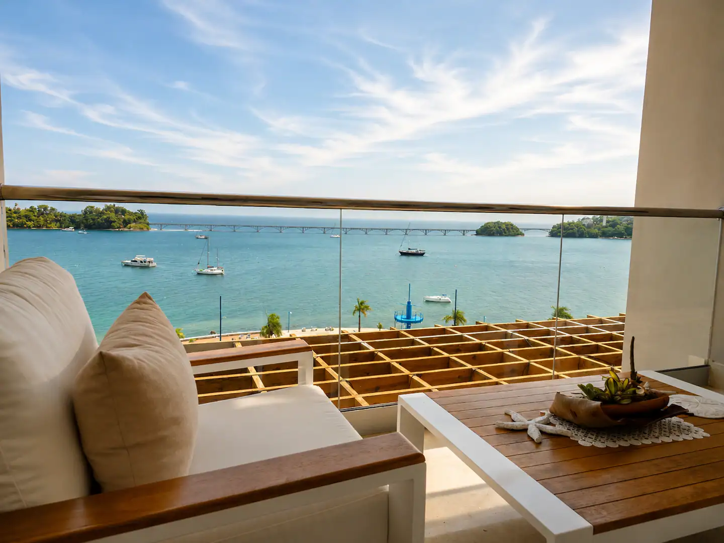 Terraza de Oasis Bahía con vistas a la bahía de Samaná