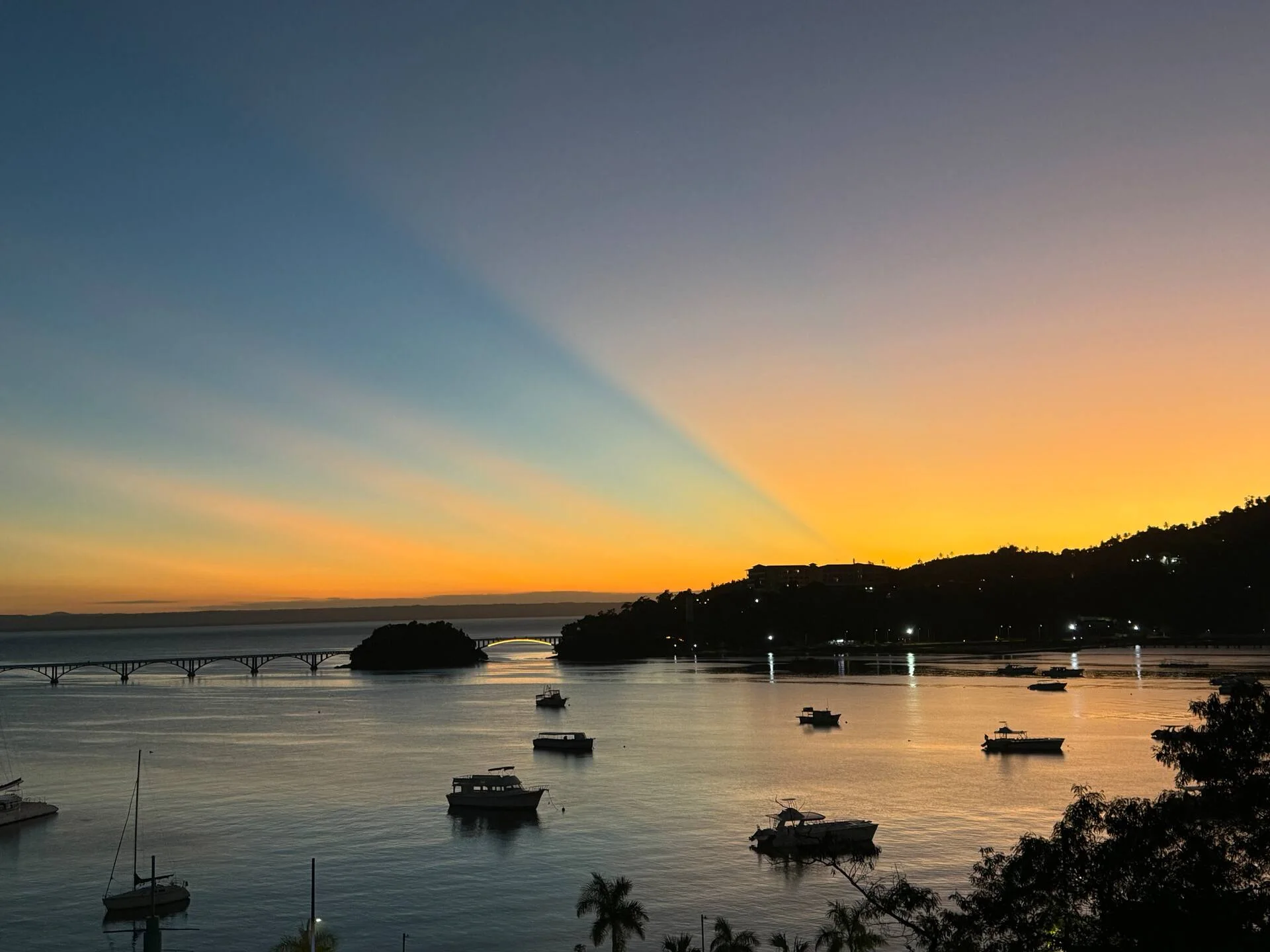 Atardecer sobre la bahía