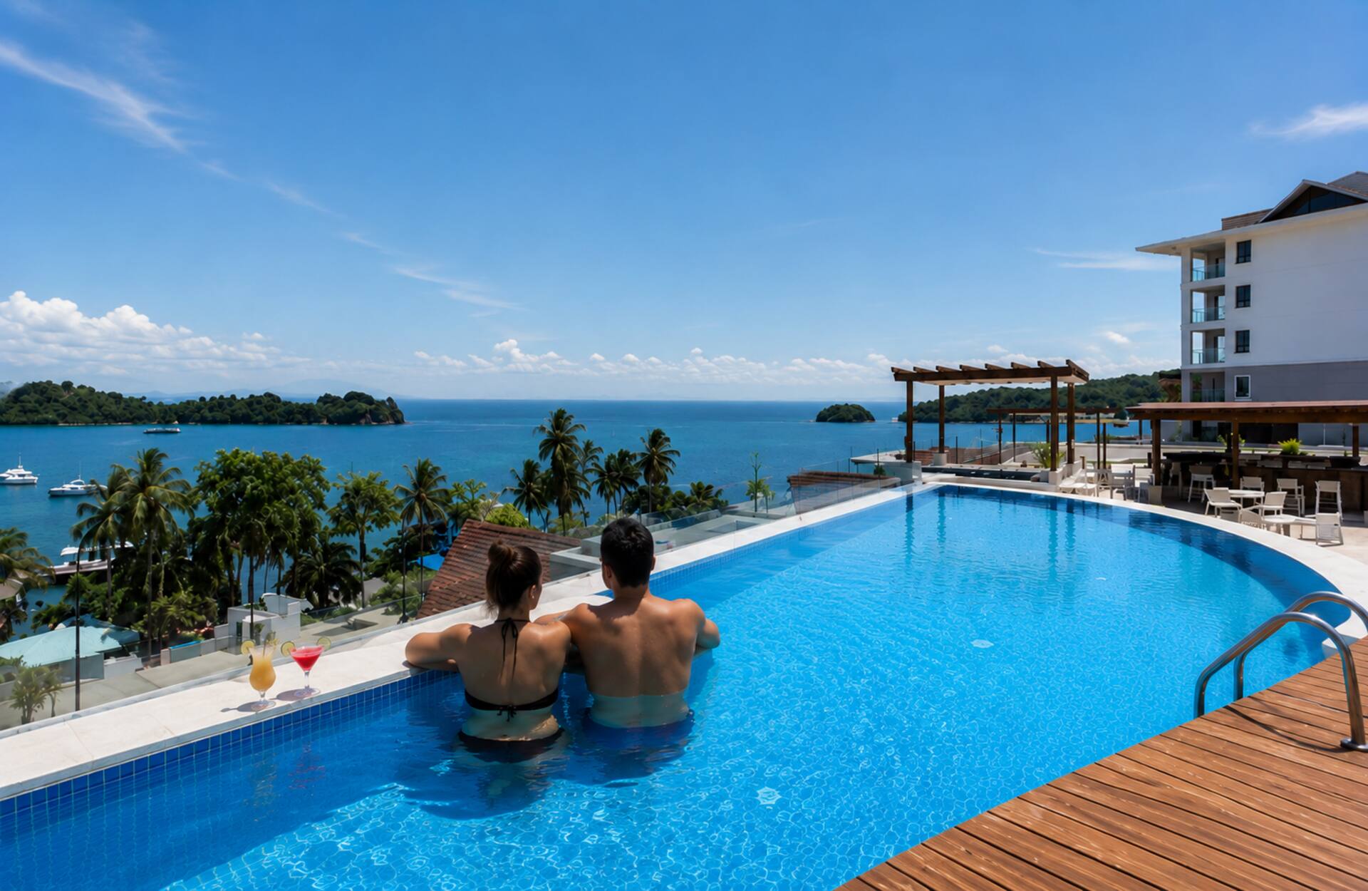 Piscina infinita del complejo con la bahía de Samaná y sus islotes al fondo