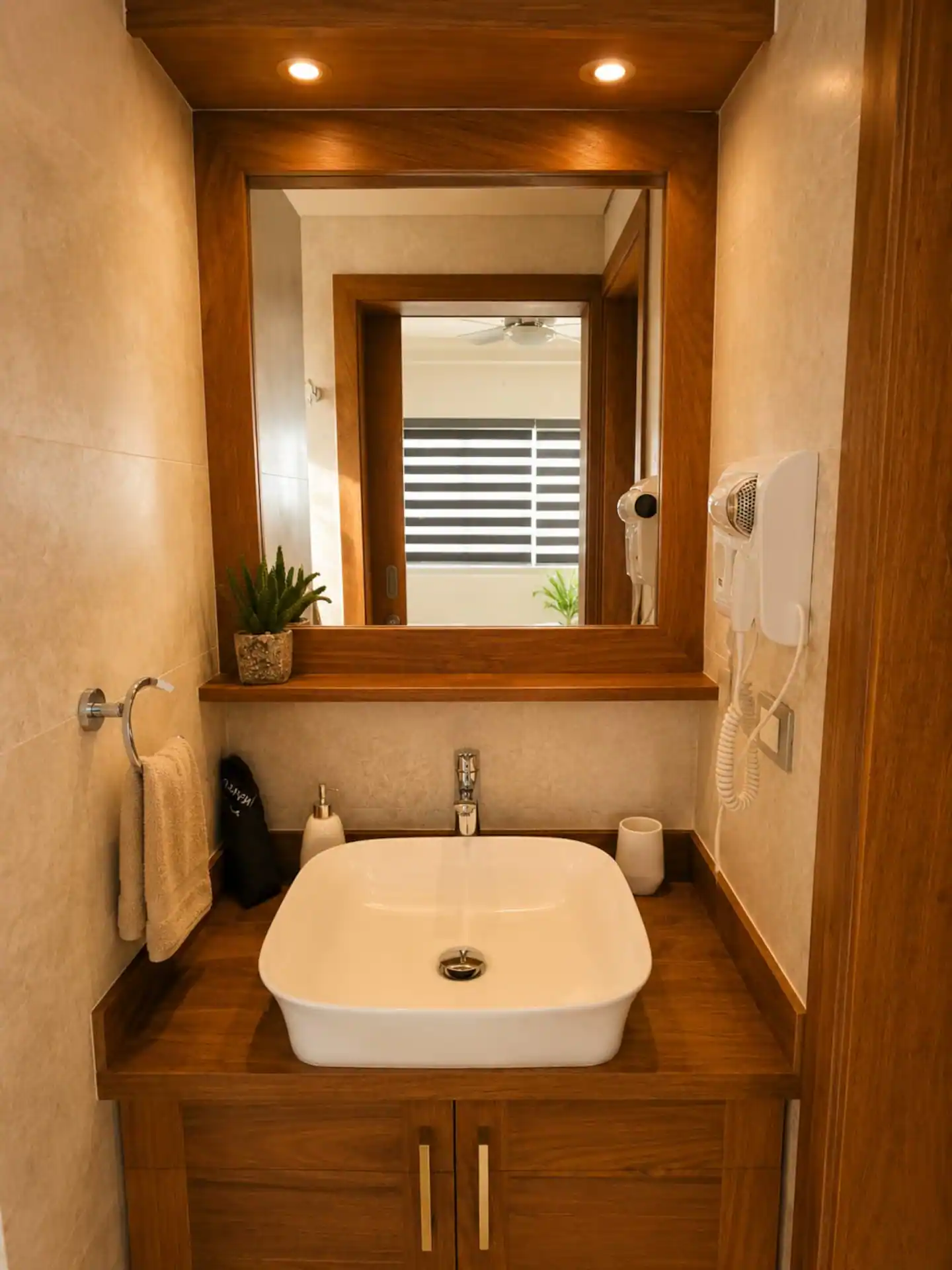 Segundo baño con lavabo, espejo y mueble de madera