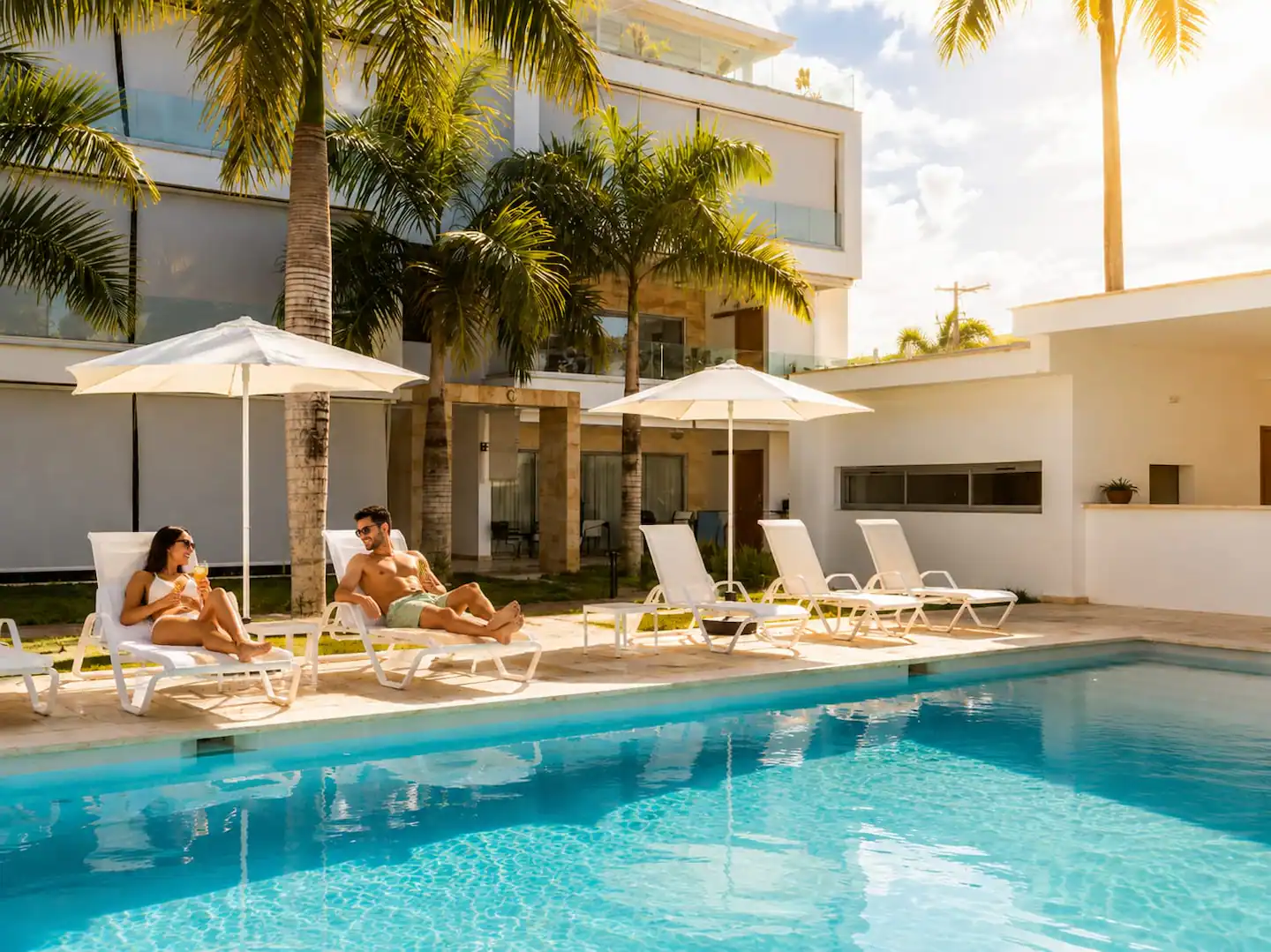 Piscina del complejo de Oasis Las Terrenas, rodeada de palmeras