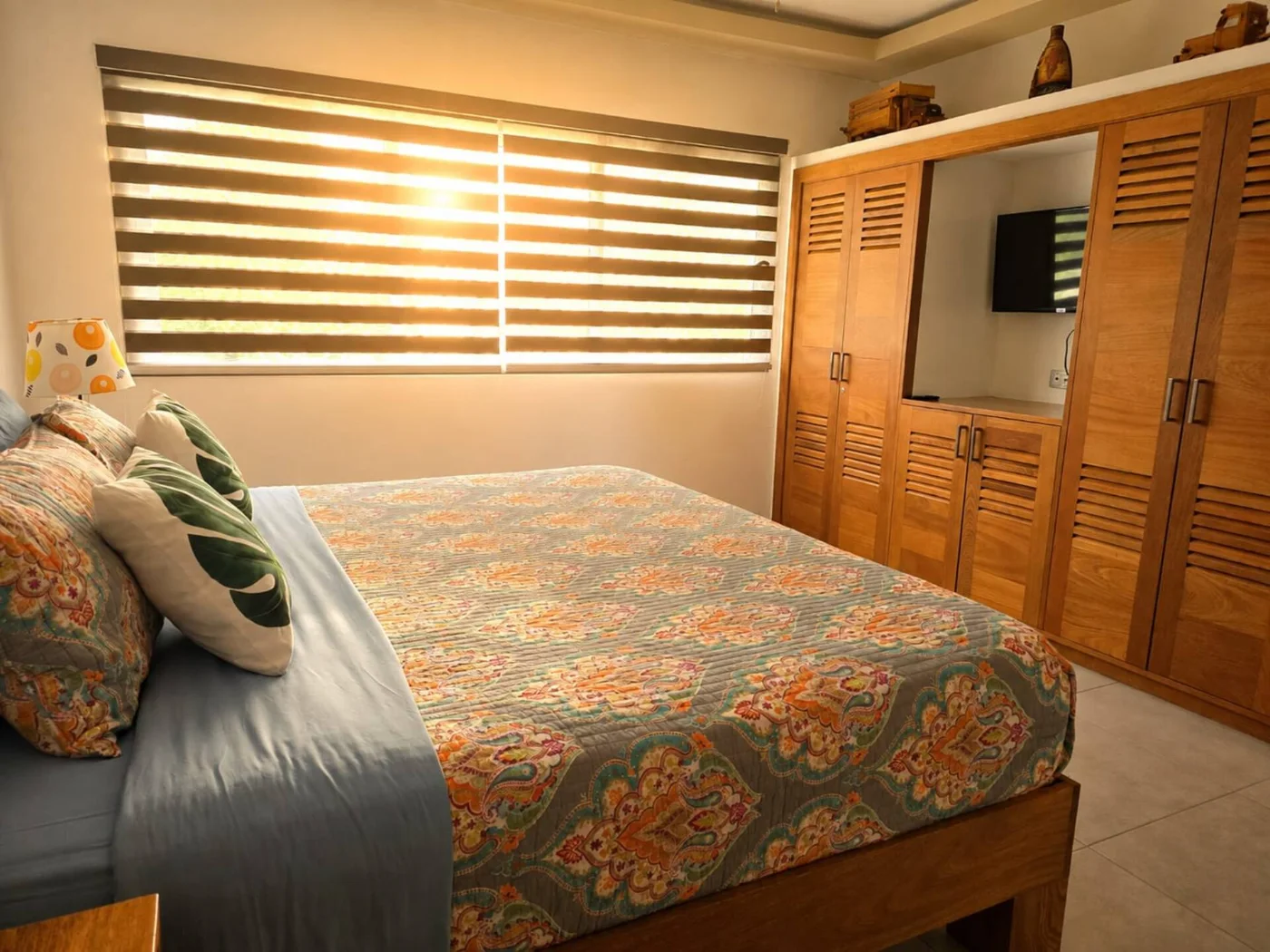 Dormitorio con cama doble