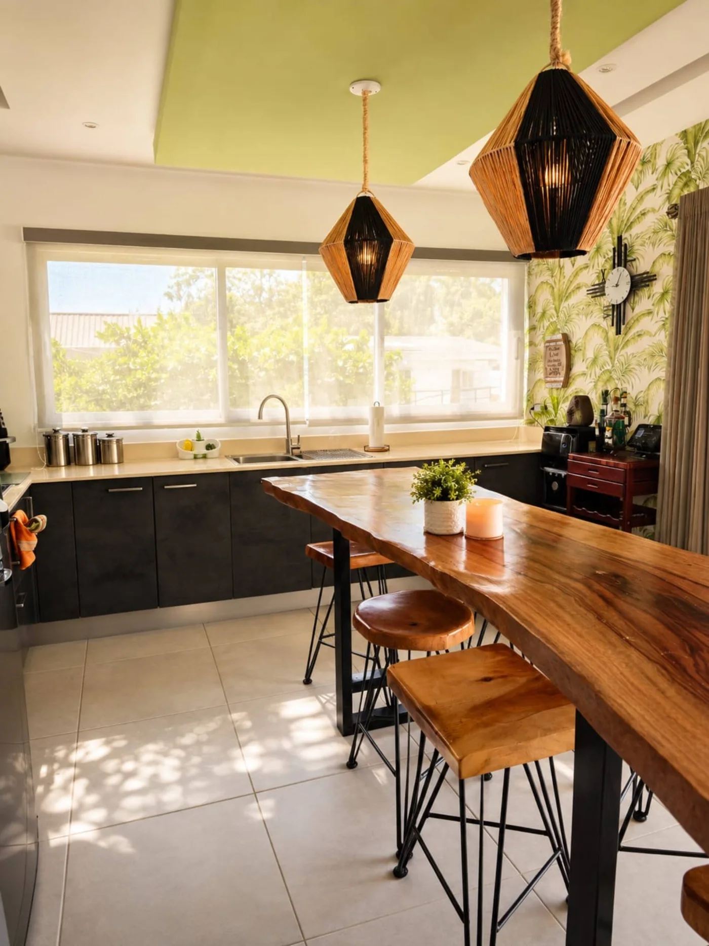 Isla de cocina con taburetes