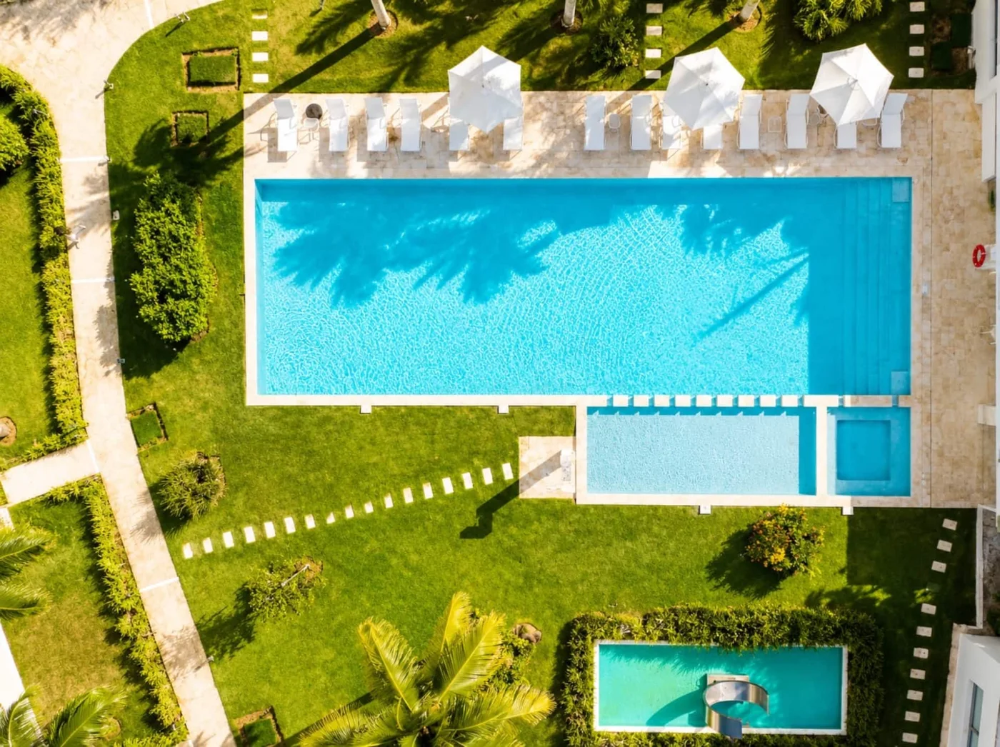 La piscina del complejo vista desde el aire